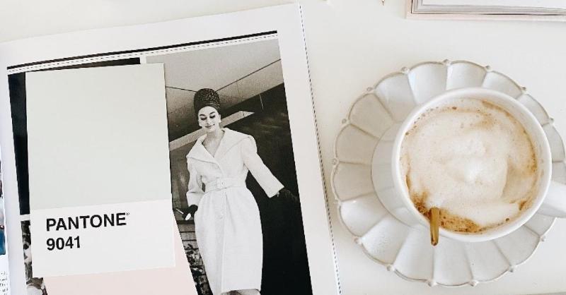 Art de vivre français, chic quotidien, mode, flânerie, parisienne élégante, café en terrasse